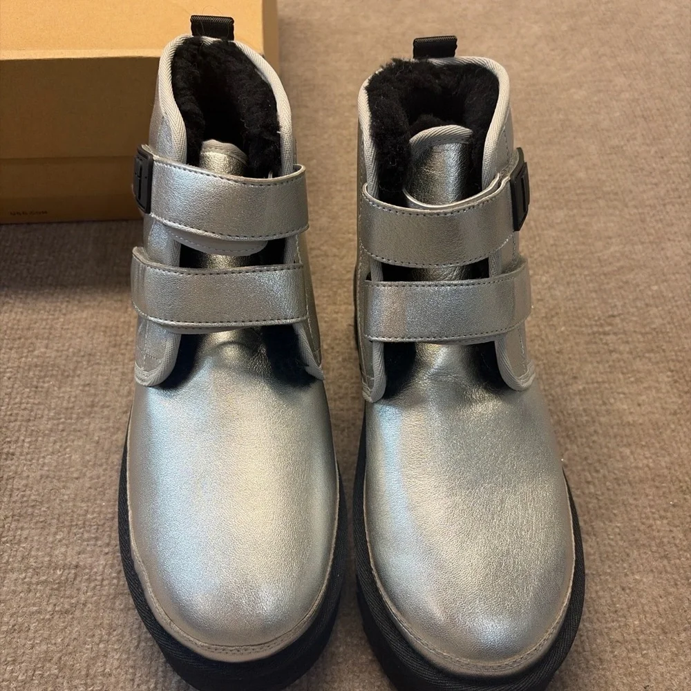 UGG Neumel Platform Leather Boots Silver Metallic – Women’s 6